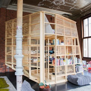Atelier Antipode Independant furniture piece in a loft, used as a sleeping area, dressing and book storage