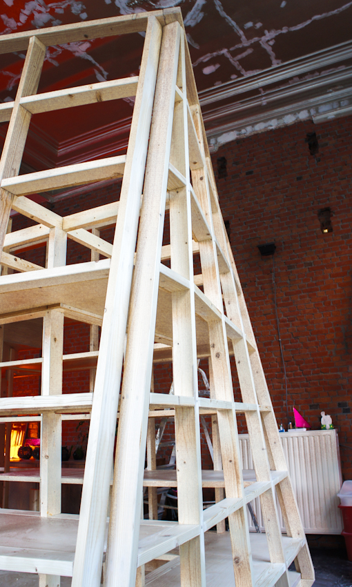 Atelier Antipode Independant furniture piece in a loft, used as a sleeping area, dressing and book storage