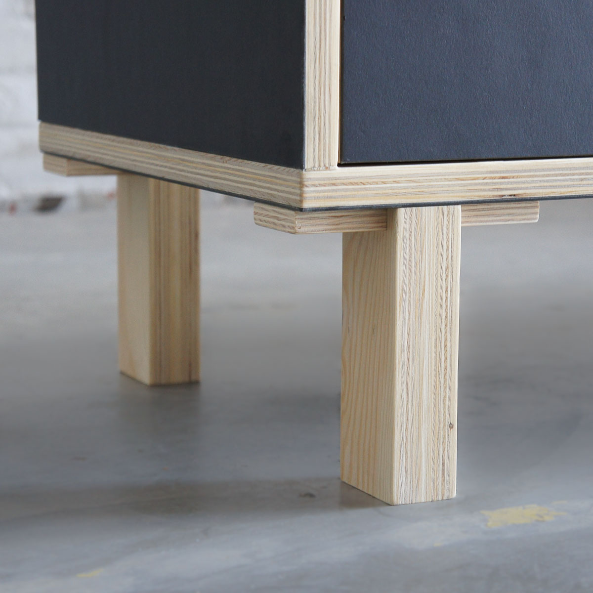 Atelier Antipode Office cabinet in plywood with forbo desktop en gold brushed laminate