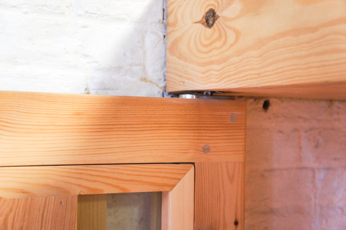 Atelier Antipode | See-through pivoting door in pine wood. The wooden laths are set up in an alternating zig zag pattern. Pivoting hinge.